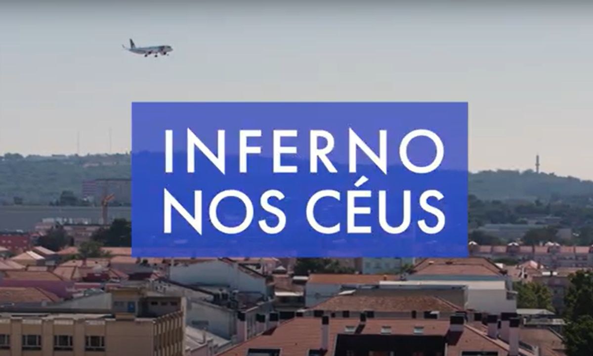 Avião a sobrevoar Lisboa