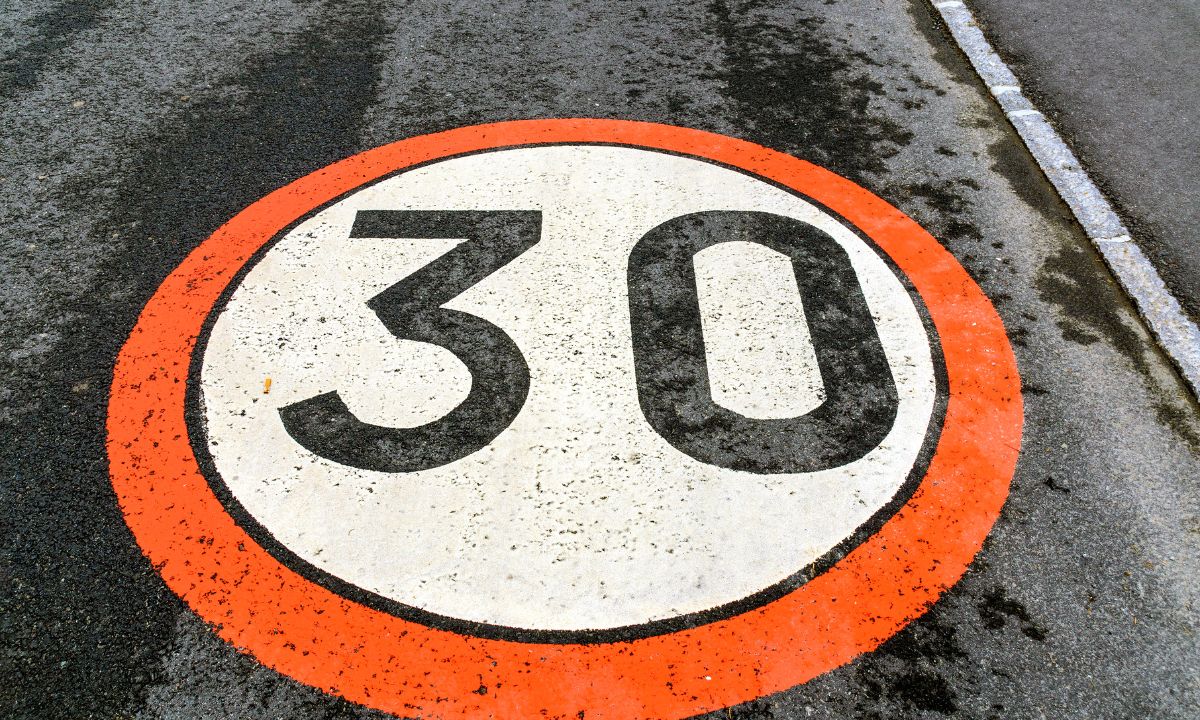 Estrada com limite 30km/hora