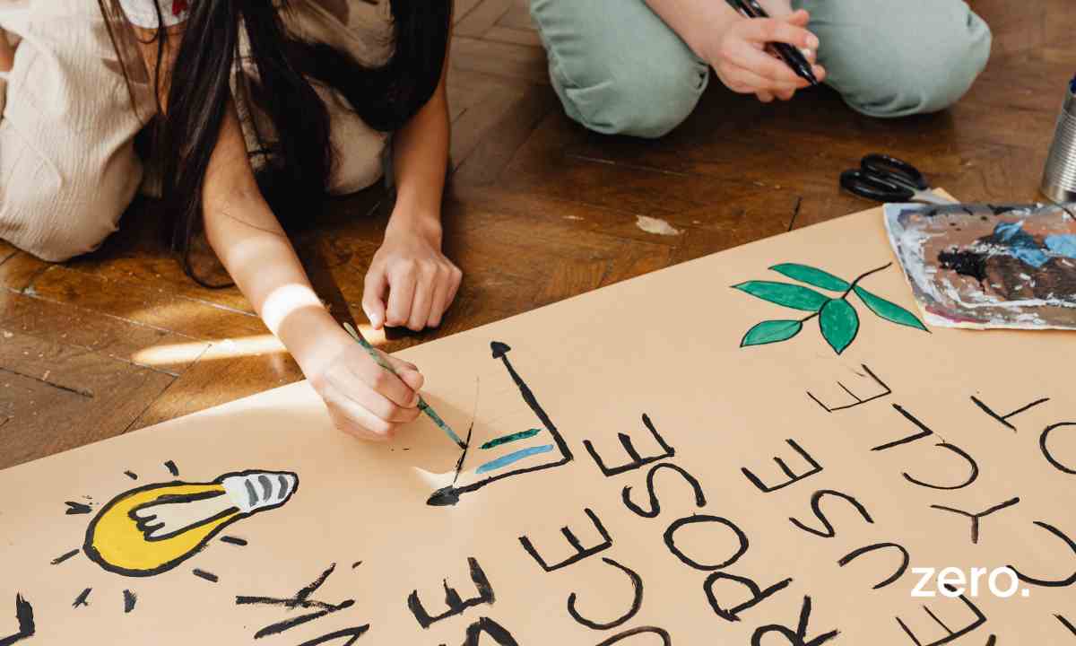 jovens a preparar cartaz com informacao sobre alteracoes climaticas