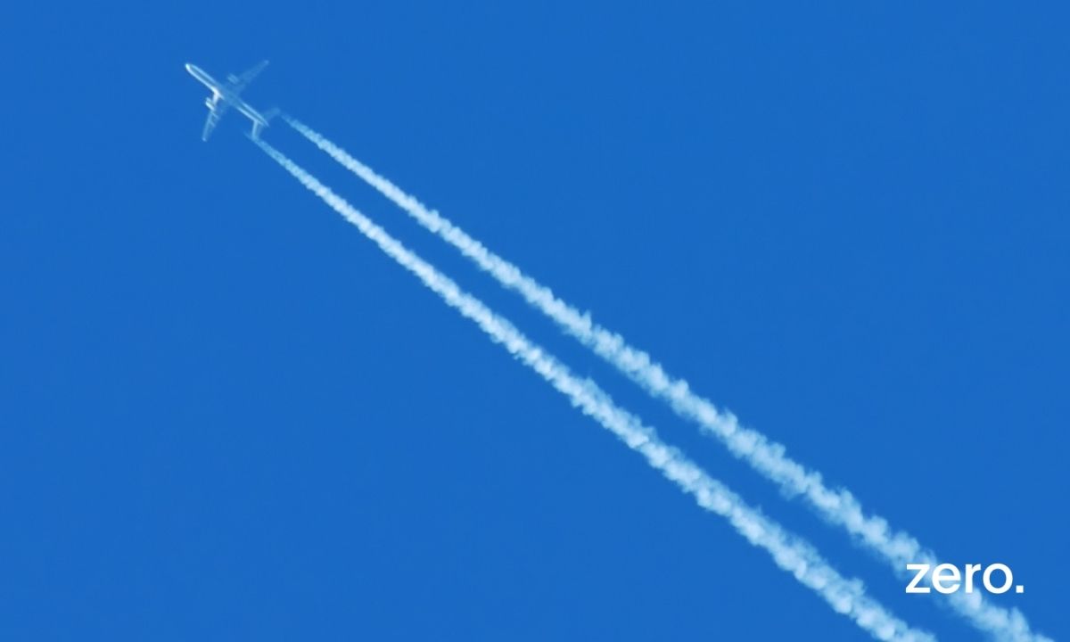 aviao com rastos de condensacao