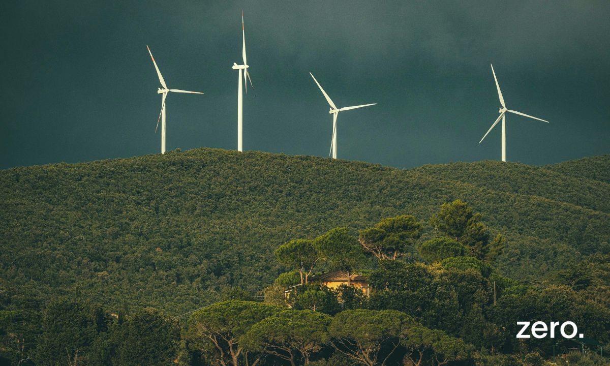 montanha com pas eolicas