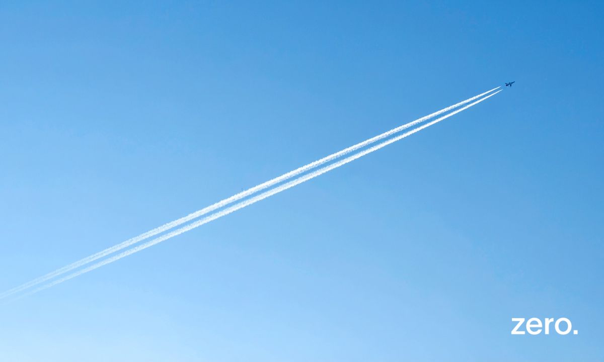 céu azul com rastos de condensação avião
