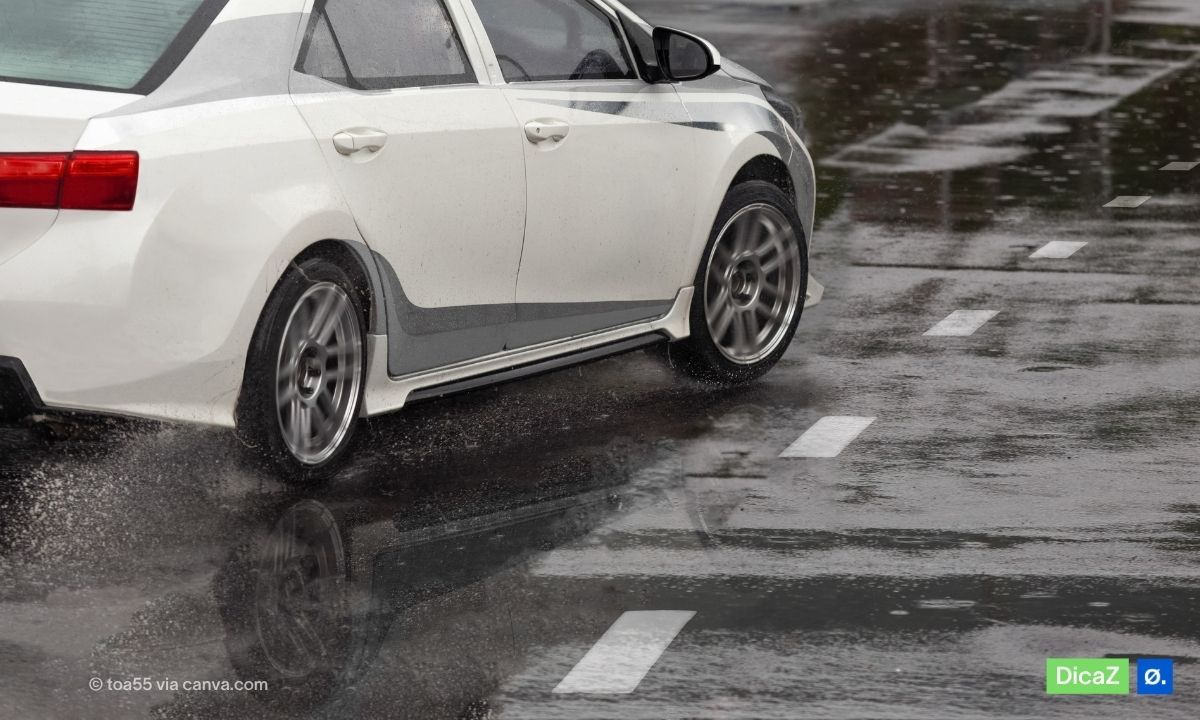 carro a travar com pneus no piso molhado de chuva